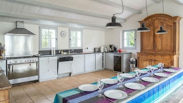 Réfrigérateur, four, lave-vaisselle, cafetiÚre/bouilloire