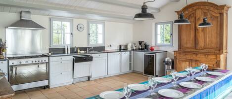 Geladeira, fogão, lava-louças, cafeteira/chaleira