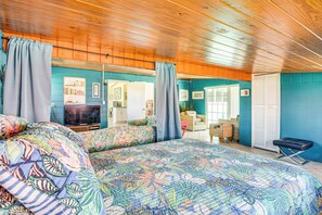 3 bedrooms, desk, travel cot, free Internet - Ormond Beach Retreat: Walk to Shore & Shops! (Ormond Beach)