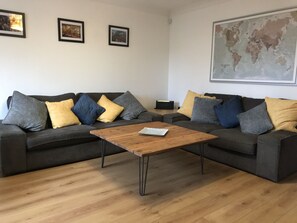 Smart TV, books - Riverside Home. 3 Bedroom. Free Parking. 10 mins to Newcastle Centre (Gateshead)