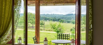 Maison de campagne en Périgord vert avec salle de jeux et piscine privées