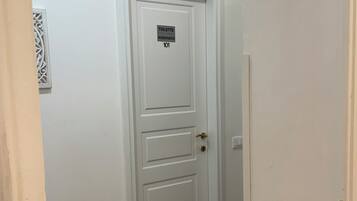 Una porta bianca con una targa che indica 'TOILETTE' e il numero '101' che identifica una specifica stanza.