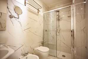 Kamar Superior, 1 Tempat Tidur Queen | Kamar mandi | Shower, perlengkapan mandi gratis, pengering rambut, dan kloset