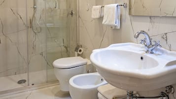 Phòng đôi, 1 phòng ngủ, phòng tắm riêng (Bathroom outside) | Phòng tắm | Buồng tắm vòi sen, đồ dùng nhà tắm miễn phí, máy sấy tóc