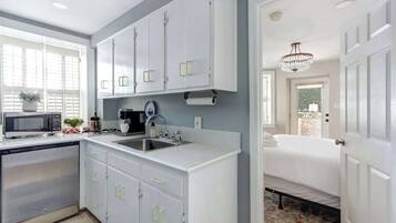 Een koelkast, een magnetron, een oven, een kookplaat