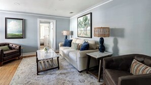 Ein Wohnzimmer mit einer Couch, einem Couchtisch und einer Lampe.