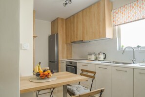 Fridge, oven, stovetop, coffee/tea maker