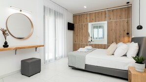 Une chambre moderne avec un lit, un miroir rond, une télévision et un mur recouvert de panneaux en bois.