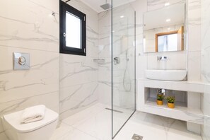 Een haardroger, handdoeken