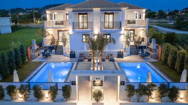 Une villa à deux étages dotée d’une piscine, d’un espace extérieur aménagé et d’un jardin bien entretenu.
