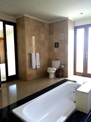 浴槽、ヘアドライヤー、タオル、石鹸