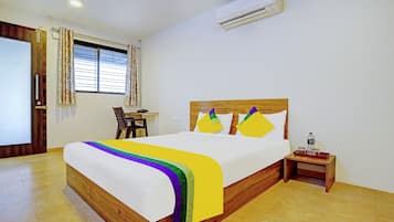 Escritorio y tabla de planchar con plancha