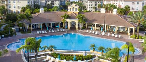 Een verwarmd zwembad