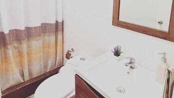 Douche, sĂšche-cheveux, serviettes fournies, savon