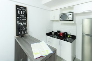 Estúdio urbano | Cozinha privada | Geladeira grande, micro-ondas, fogão, chaleira elétrica