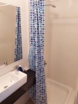 City-Studio | Badezimmer | Haartrockner, Hausschuhe, Bidet, Seife