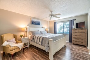 3 bedrooms, iron/ironing board, travel cot, free WiFi - Pet Friendly! Huge Heated Pool Quiet Neighborhood Close to Beach Gr8 4 Families! (Sebastian)