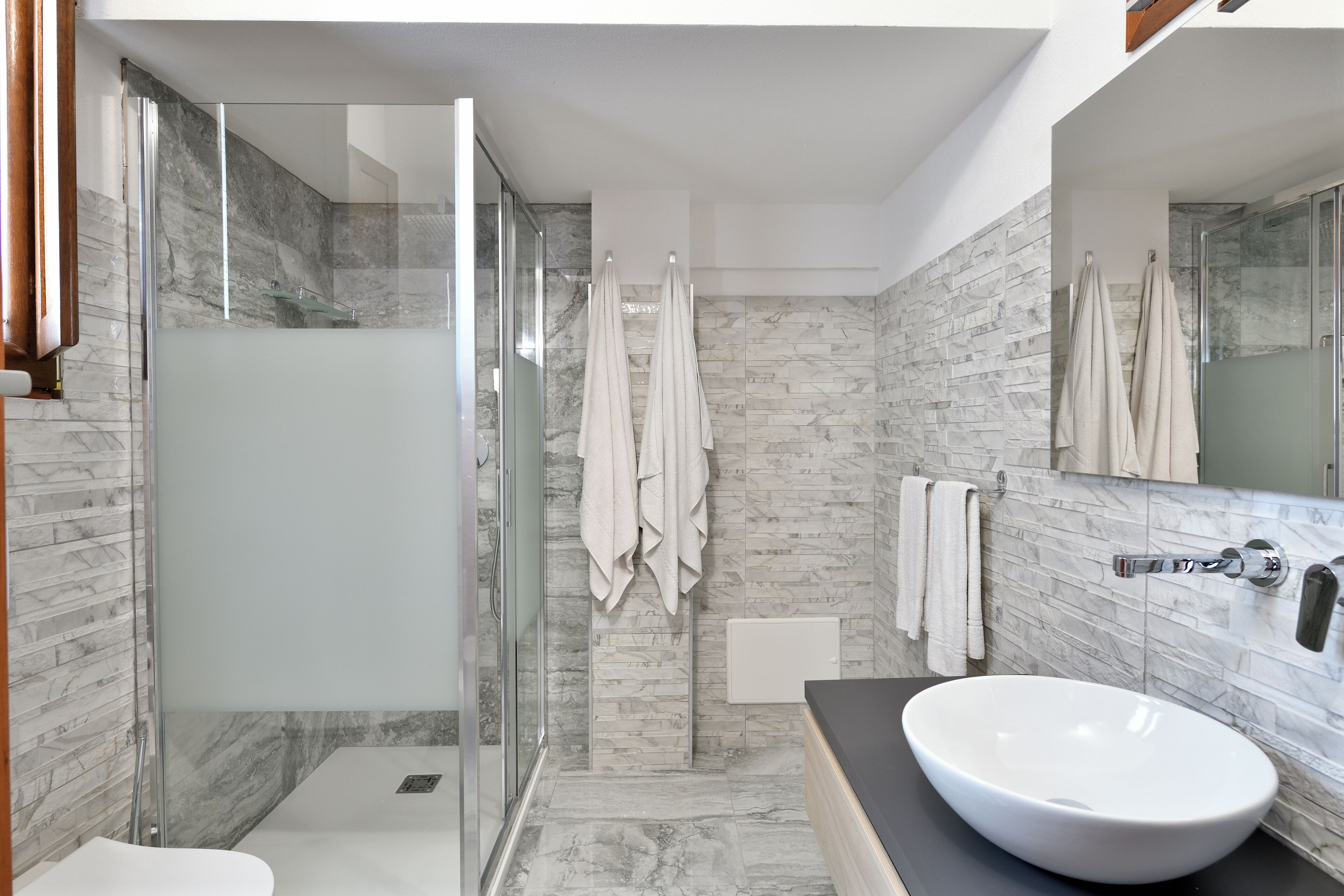 Douche, douche à « effet pluie », sèche-cheveux, bidet