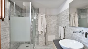 Douche, douche à « effet pluie », sèche-cheveux, bidet