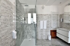 Doccia, soffione a pioggia, asciugacapelli, bidet
