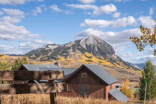 Entire Mountain Home with Breathtaking Views!