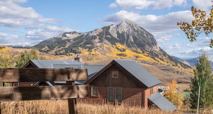 Entire Mountain Home with Breathtaking Views!