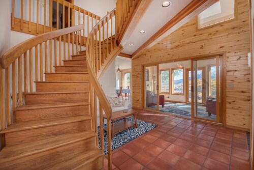 Entire Mountain Home with Breathtaking Views!