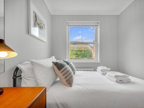 2 bedrooms, iron/ironing board, free WiFi, bed sheets - Charming cottage in the Heart of Whitstable - Pass the Keys (Whitstable)