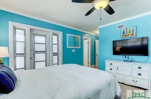 4 soverom, skrivebord, strykejern/-brett og reiseseng for barn