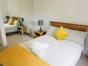 2 habitaciones, tabla de planchar con plancha, wifi y ropa de cama 