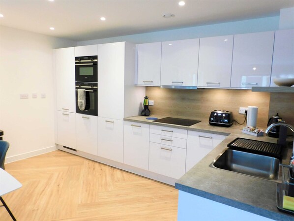 Refrigerador, microondas, horno y parrilla de estufa 