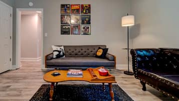 TV connectée, livres, médiathèque, chaîne hi-fi