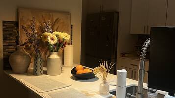 Geladeira, micro-ondas, fogão, cooktop