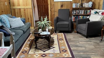 Smart-TV, DVD-Player, Bücher, Videothek