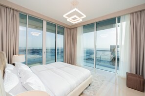Departamento romántico, 1 habitación, balcón, vista parcial al lago | Decoración personalizada, muebles diferentes y escritorio 
