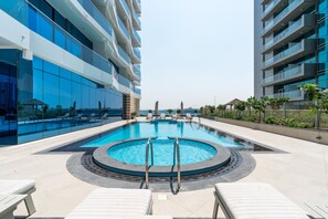 Outdoor pool - GLOBALSTAY. New Apartments in Business Bay (Dubai)