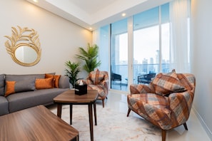 Appartement Deluxe, 2 chambres, balcon, vue partielle sur le lac | Aire de séjour | Téléviseur à écran plat de 43 po avec télévision par câble, téléviseur