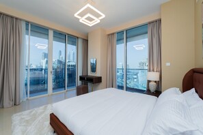 Appartement Deluxe, 2 chambres, balcon, vue partielle sur le lac | Décor unique, ameublement unique, bureau, fer et planche à repasser