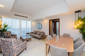Departamento romántico, 1 habitación, balcón, vista parcial al lago | Comedor