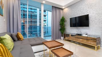 Căn hộ Superior, 1 phòng ngủ, ban công, quang cảnh một phần hồ | Khu phòng khách | TV màn hình phẳng 43-inch có truyền hình cáp, TV, Netflix