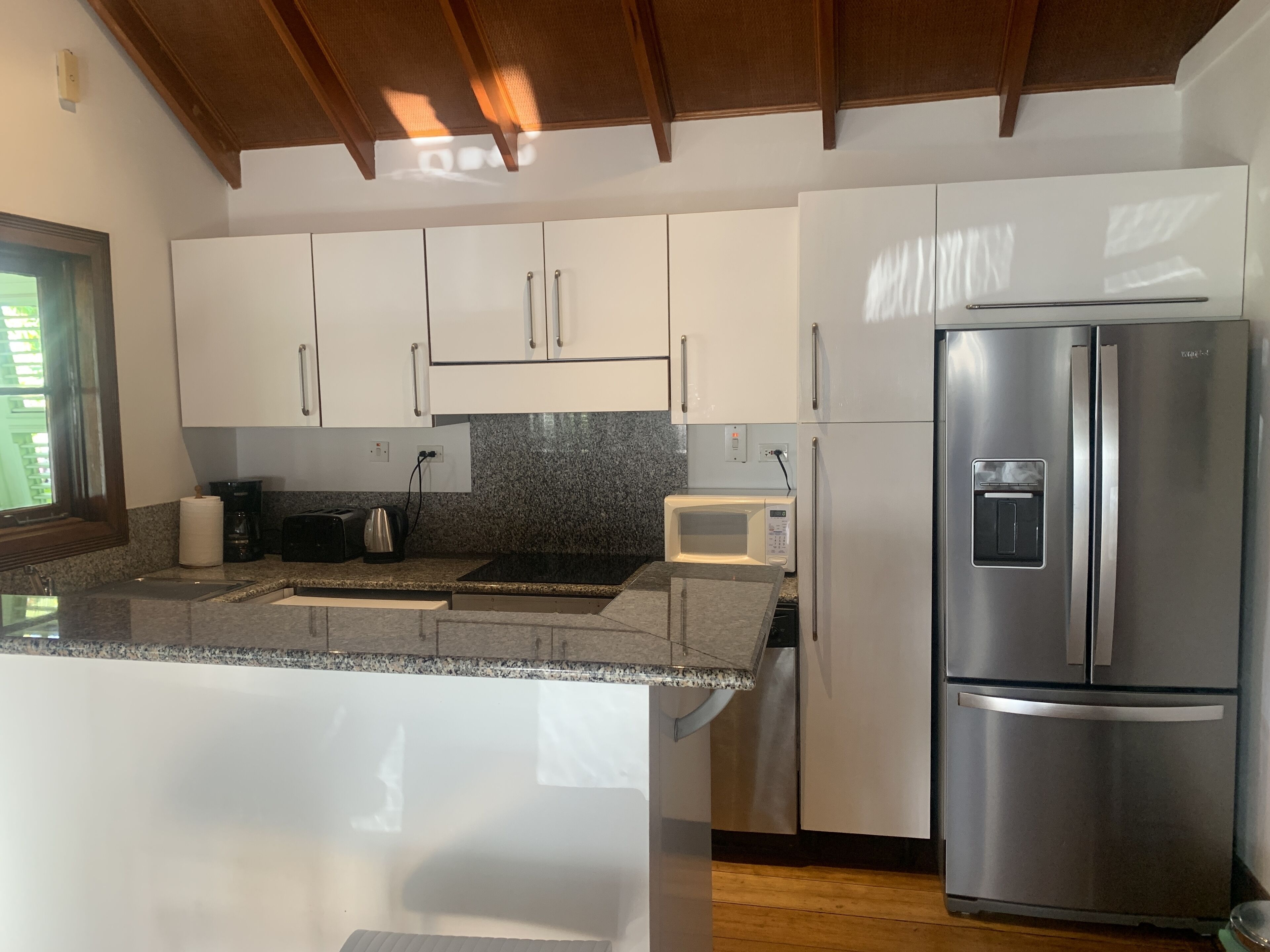 Jääkaappi, mikroaaltouuni, uuni, liesi