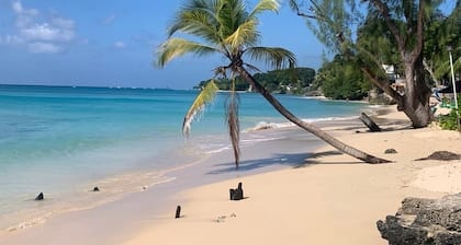 Luxury 2 bed villa close to beach.