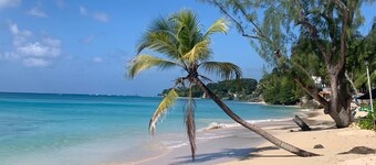 Luxury 2 bed villa close to beach.