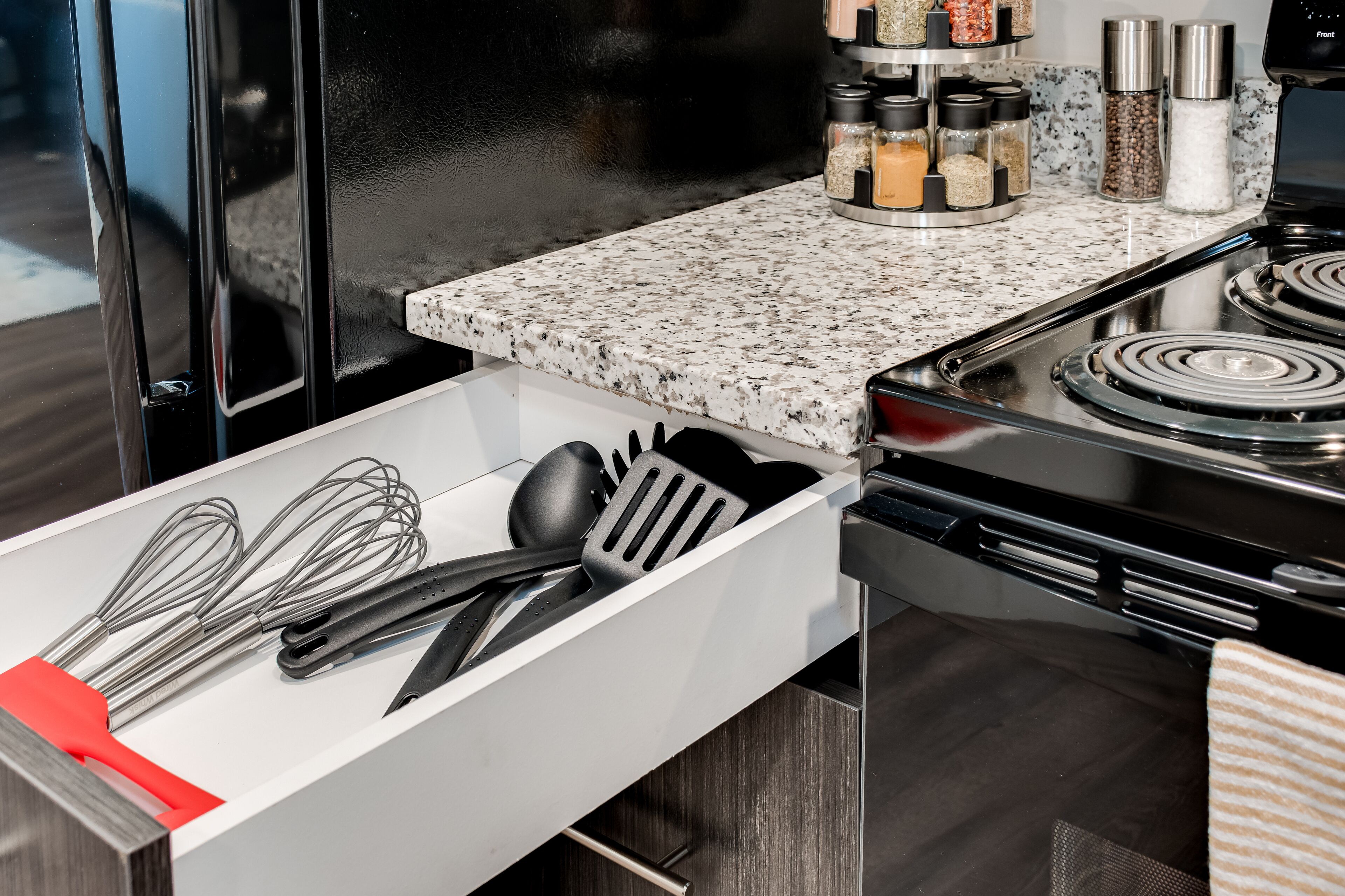 Geladeira, micro-ondas, fogão, cooktop