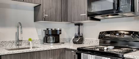Refrigerador, microondas, horno, placa de cocina