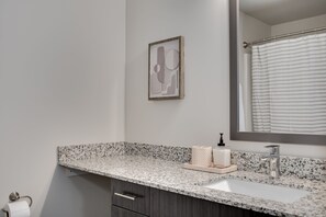 Duschwanne, Haartrockner, Handtücher, Seife