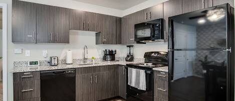 Kühlschrank, Mikrowelle, Ofen, Herdplatte