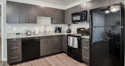 Cozy - The Monroe: A Comfortable 1BR apt +King bed