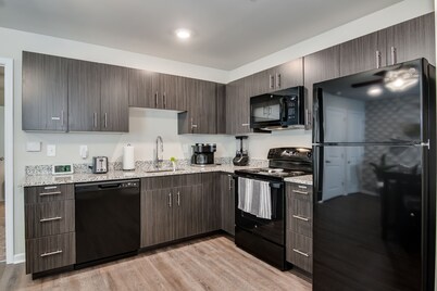 Cozy - The Monroe: A Comfortable 1BR apt +King bed