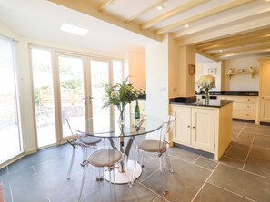 Réfrigérateur, lave-vaisselle, bouilloire électrique, grille-pain